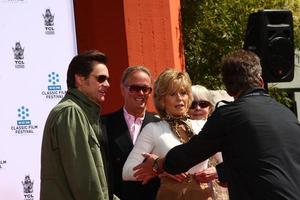 los angeles, apr 27 - jim Carrey, Jane fonda, troy garitet på de ceremoni till Installera Jane fonda s handavtryck och fotspår i cement på de kinesisk teater på april 27, 2013 i los angeles, ca foto