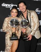 los angeles, 22 nov - laurie hernandez, valentin chmerkovskiy på dancing with the stars livefinal på grove den 22 november 2016 i los angeles, ca foto