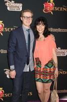 los angeles, juli 24 - Lucas grabeel, emily morris på de ättlingar premiär undersökning på de Walt disney studior på juli 24, 2015 i burbank, ca foto