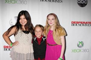 los angeles, apr 29 - madison de la garza, murare dal bomull, darcy reste sig byrnes ankommer på de desperat hemmafruar slå in fest på w hollywood hotell på april 29, 2012 i los angeles, ca foto