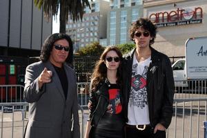 los angeles, aug 14 - gen simmons alex esso nick simmons anländer på de 2011 vh1 do något utmärkelser på hollywood palladium på augusti 14, 2011 i los angeles, ca foto