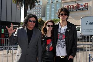 los angeles, aug 14 - gen simmons alex esso nick simmons anländer på de 2011 vh1 do något utmärkelser på hollywood palladium på augusti 14, 2011 i los angeles, ca foto