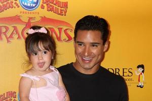 los angeles, juli 12 - Mario lopez och dotter ankommer på drakar presenteras förbi ringling bros och barnum och bailey cirkus på häftklamrar Centrum på juli 12, 2012 i los angeles, ca foto