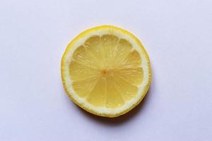 fotografering av isolerad citronskiva för matillustation foto