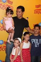 los angeles, juli 12 - Mario lopez och dotter i hans vapen , och hans nejsar och brorson ankommer på drakar presenteras förbi ringling bros och barnum och bailey cirkus på häftklamrar Centrum på juli 12, 2012 i los angeles, ca foto