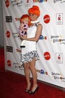 los angeles, okt 29 - melissa ryecroft, dotter ava anländer på de 18: e årlig dröm halloween los angeles på barker galge på oktober 29, 2011 i santa monica, ca foto