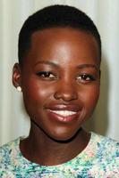 los angeles, jan 11 - lupita nyong o på de dujour tidskrift högsta betyg lupita nyong o på de mondrian las på januari 11, 2014 i los angeles, ca foto