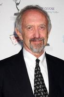 los angeles, aug 27 - Jonathan pryce ankommer på de 62: a bästa sändningstid emmy utmärkelser artister kandidat reception på spektra, pacific design Centrum på augusti 27, 2010 i los angeles, ca foto