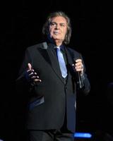 los angeles, feb 16 - engelbert humperdinck på de engelbert humperdinck i konsert på saban teater på februari 16, 2014 i beverly kullar, ca foto