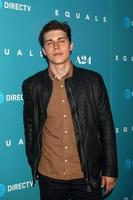 los angeles, juli 7 - nolan gerard funk på de jämlikar la premiär på de bågljus hollywood på juli 7, 2016 i los angeles, ca foto