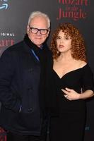 los angeles, dec 1 - malcolm mcdowell, bernadette peters på de mozart i de djungel särskild undersökning och konsert på de lund på december 1, 2016 i los angeles, ca foto