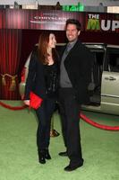 los angeles, nov 12 - alyson hannigan alexis denisof ankommer på de muppar värld premiär på el capitan teater på november 12, 2011 i los angeles, ca foto