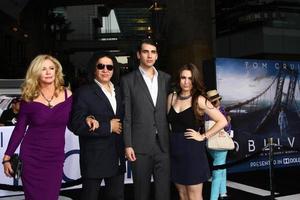 los angeles, apr 10 - shannon tweed simmons, gen simmons, nick simmons, sophie simmons ankommer på de glömska premiär på de dolby teater på april 10, 2013 i los angeles, ca foto