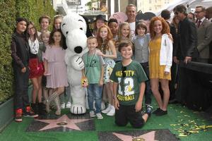 los angeles, nov 2 - snopet, röst kasta av de jordnötter film på de snoopy hollywood promenad av berömmelse ceremoni på de hollywood promenad av berömmelse på november 2, 2015 i los angeles, ca foto