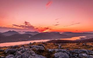 gyllene soluppgång över de skotska kullarna foto