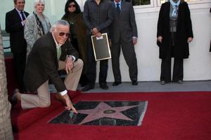 los angeles, jan 14 - stan lä- på de ceremoni för stan lä- som han mottar hans stjärna på de hollywood promenad av berömmelse på hollywood promenad av berömmelse på januari 14, 2011 i los angeles, ca foto