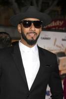 los angeles, nov 3 - swizz beatz på de dum och dummare till premiär på de by teater på november 3, 2014 i los angeles, ca foto