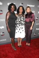 chandra wilsonlos angeles, sep 26 - altfiol davis, shonda rimmar, ellen pompeo på de tgit 2015 premiär händelse röd matta på de gracias madre på september 26, 2015 i los angeles, ca foto