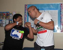 los angeles, sep 16 - tito ortiz på de stjärnor 4 ler , kändisar besöker barn på sjukhus på hamn-ucla medicinsk Centrum på september 16, 2014 i torrans, ca foto