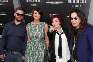 los angeles, aug 1 - domkraft osbourne, fru, sharon och ozzy osbourne ankommer på de total återkallelse premiär på graumans kinesisk teater på augusti 1, 2012 i los angeles, ca foto