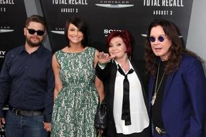 los angeles, aug 1 - domkraft osbourne, fru, sharon och ozzy osbourne ankommer på de total återkallelse premiär på graumans kinesisk teater på augusti 1, 2012 i los angeles, ca foto