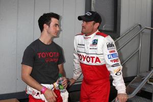 los angeles, apr 16 - Kevin jonas, brian austin grön på de Toyota stor prix proffs kändis lopp på Toyota stor prix Spår på april 16, 2011 i lång strand, ca foto