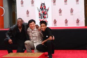 los angeles, jun 6 - Chris tucker, jackie chan, jaden smed på de hand och fotavtryck ceremoni för jackie chan på de tcl kinesisk teater på juni 6, 2013 i los angeles, ca foto