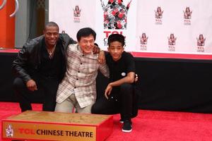 los angeles, jun 6 - Chris tucker, jackie chan, jaden smed på de hand och fotavtryck ceremoni för jackie chan på de tcl kinesisk teater på juni 6, 2013 i los angeles, ca foto