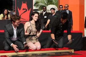 los angeles, nov 3 - Robert Pattinson, kristen Stewart, Taylor lautner på de handavtryck och fotavtryck ceremoni för de skymning saga aktörer på grauman s kinesisk teater på november 3, 2011 i los angeles, ca foto