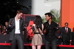 los angeles, nov 3 - Robert Pattinson, kristen Stewart, Taylor lautner på de handavtryck och fotavtryck ceremoni för de skymning saga aktörer på grauman s kinesisk teater på november 3, 2011 i los angeles, ca foto