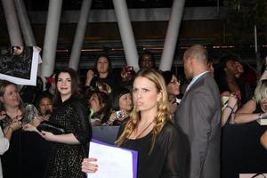 los angeles, nov 14 - stephanie meyer ankommer på de skymning - brytning gryning del 1 värld premiär på Nokia teater på la leva på november 14, 2011 i los angeles, ca foto