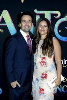 los angeles, nov 3 - lin-manuel miranda, vanessa nadal på encanto värld premiär på el capitan teater på november 3, 2021 i los angeles, ca foto