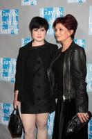 kelly och sharon osbourne anländer på de Gay och lesbisk Centrum ett kväll med kvinnor gala på de beverly hilton hotell i beverly kullar, kalifornien på april 24, 2009 foto