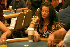 shannon Elizabeth spelar poker på de ante upp för afrika poker turnering på de 2008 värld serier av poker, på de rio all-suite hotell och kasino i las vegas, nv juli 2, 2008 2008 kathy hutchins hutchins Foto