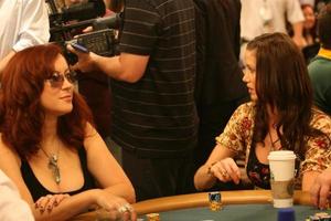 jennifer tilly och shannon Elizabeth spelar poker på de ante upp för afrika poker turnering på de 2008 värld serier av poker, på de rio all-suite hotell och kasino i las vegas, nv juli 2, 2008 2008 kathy hutchins hutchins Foto