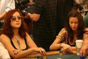 jennifer tilly och shannon Elizabeth spelar poker på de ante upp för afrika poker turnering på de 2008 värld serier av poker, på de rio all-suite hotell och kasino i las vegas, nv juli 2, 2008 2008 kathy hutchins hutchins Foto