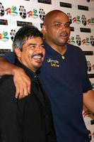 george lopez och charles barkley anländer på de ante upp för afrika poker turnering på de 2008 värld serier av poker, på de rio all-suite hotell och kasino i las vegas, nv juli 2, 2008 2008 kathy hutchins hutchins Foto