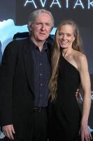 James cameron och suzy amis anländer på de los angeles premiär av avatar grauman s kinesisk teater los angeles, ca december 16, 2009 ©2009 kathy hutchins hutchins Foto