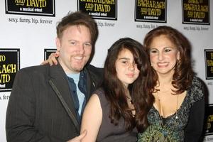 dan finnerty, kathy najimy och deras dotter samia anländer på de tillbaka till bacharach och David musikalisk öppning på de henry fonda teater i hollywood, kalifornien på april 19, 2009 ©2009 kathy hutchins hutchins Foto