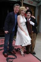 tom bergeron, marilyn monroe och charlie chaplan dubbelgångare på en Amerika s roligaste Hem video TV skjuta i främre av grauman s kinesisk teater i los angeles , ca på Mars 11, 2009 ©2009 kathy hutchins hutchins Foto