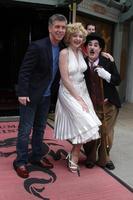 tom bergeron, marilyn monroe och charlie chaplan dubbelgångare på en Amerika s roligaste Hem video TV skjuta i främre av grauman s kinesisk teater i los angeles , ca på Mars 11, 2009 ©2009 kathy hutchins hutchins Foto