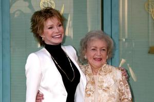 mary tyler moore och betty vit anländer på de atas högsta betyg betty vit fira 60 år på tv på de tv akademi i Nej hollywood, ca på augusti 7, 2008 ©2008 kathy hutchins hutchins Foto