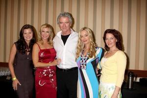 ljung tom, katherine kelly lang, patrick duffy, jennifer gareis, och robin riker på de djärv och de skön fläkt klubb lunch på de sheraton universell hotell i los angeles, ca på augusti 29, 2009 ©2009 kathy hutchins hutchins Foto