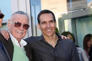 los angeles, jan 14 - stan lä- och todd mcfarlane på de ceremoni för stan lä- som han mottar hans stjärna på de hollywood promenad av berömmelse på hollywood promenad av berömmelse på januari 14, 2011 i los angeles, ca foto