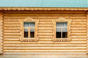 fönster i de gammal hus. trä- hus. ryska hydda. trä- dekorativ fönster i en logga hus. ryska traditionell arkitektur. foto