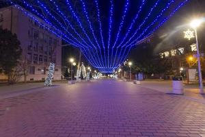 belysning för jul och ny år högtider på stad Centrum, varna, bulgarien foto