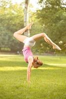 handstand övning på gräs foto