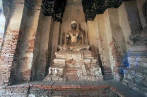 forntida buddha i wat chaiwatthanaram, ayutthaya historisk park i Thailand. foto