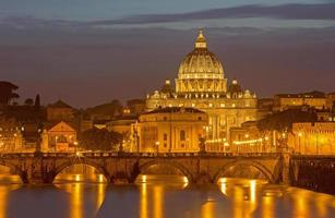 Rom - Angels Bridge och St. peters basilica på kvällen foto