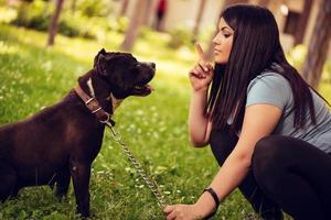 flicka med hund foto